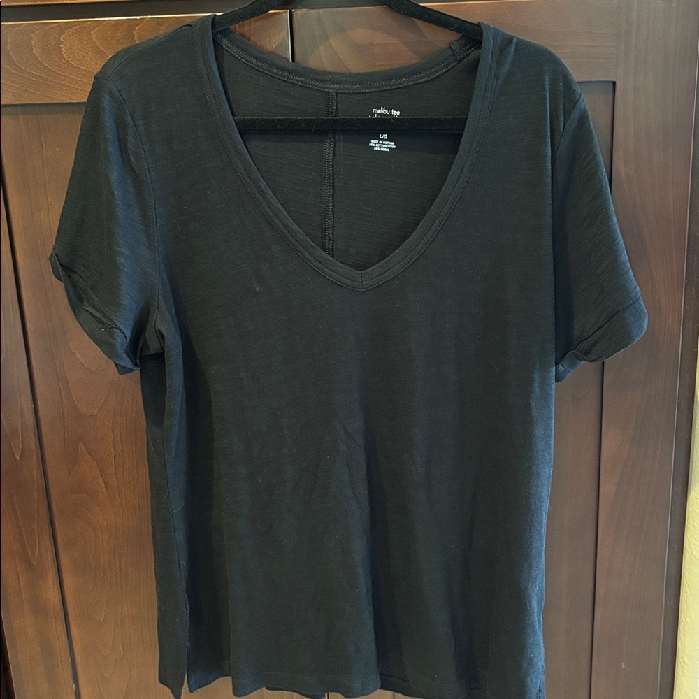 3 Banana Republic Women's V-Neck Tops - Black and Cream - Picture 5 of 8